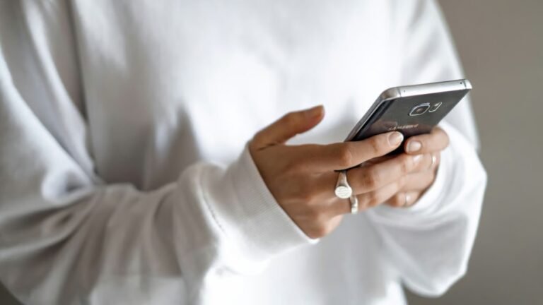 Mobilus telefonas rankose